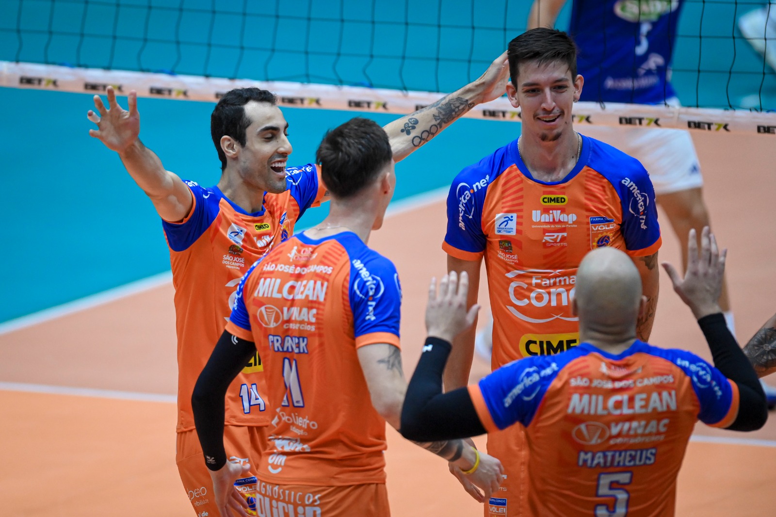Jogadores do Vôlei São José comemoram mais uma vitória na Superliga Nacional 2023/2024