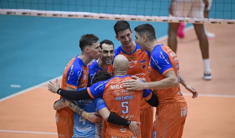 Jogadores do Vôlei São José na vitória sobre o Sada Cruzeiro, nesta quinta-feira (11), na região metropolitana de Belo Horizonte