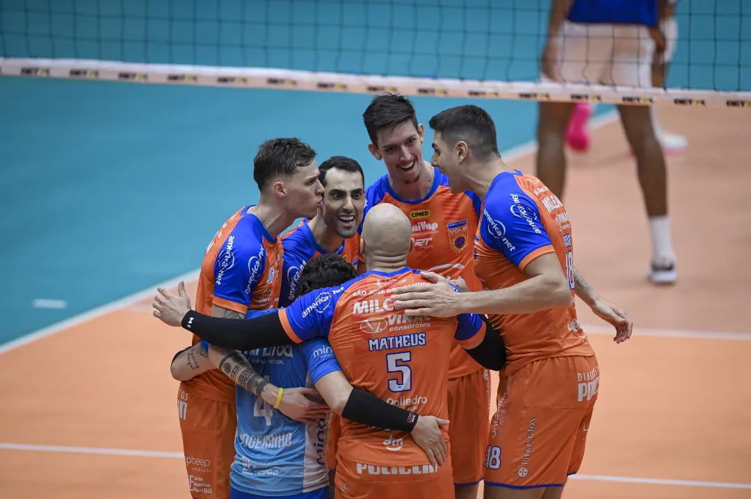 Jogadores do Vôlei São José na vitória sobre o Sada Cruzeiro, nesta quinta-feira (11), na região metropolitana de Belo Horizonte
