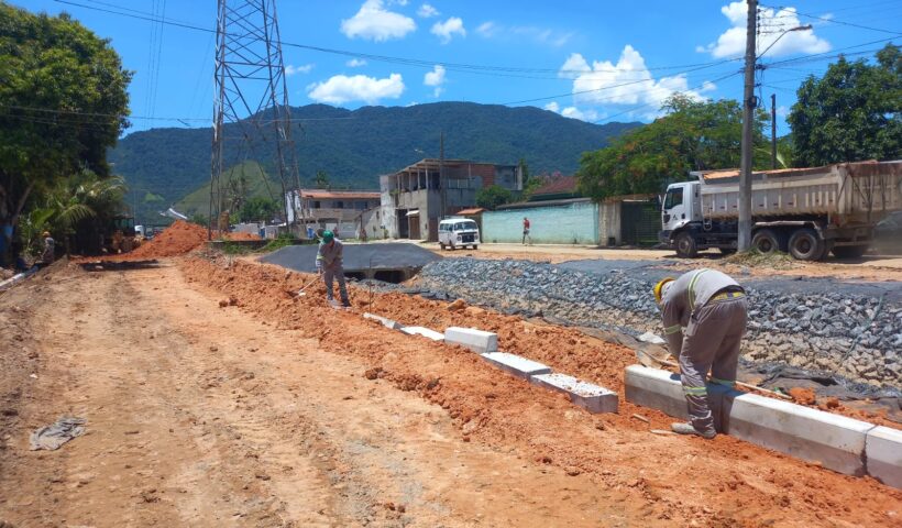 Obras de drenagem são executadas em Caraguatatuba