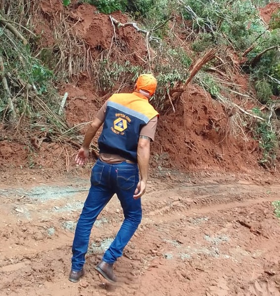 Agende da defesa civil de Paraibuna analisa encosta. Solidariedade: São José dos Campos e Taubaté se mobilizam em apoio a Paraibuna