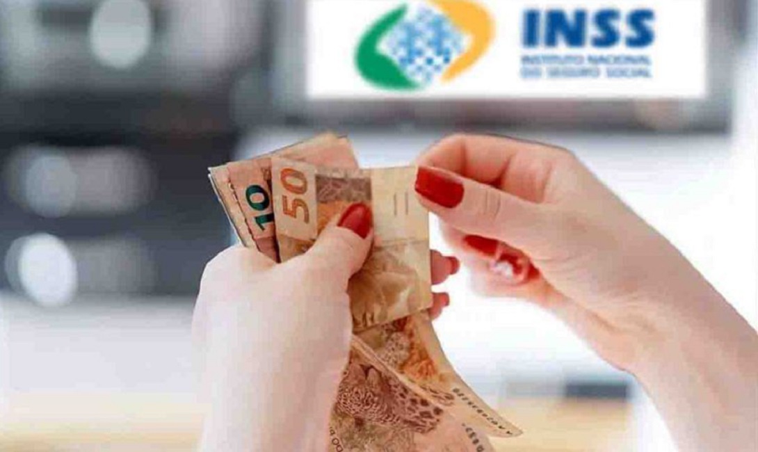 mais contando dinheiro. 13º Salário do INSS 2024: Sem antecipação, benefício terá aumento; Saiba quem tem direito