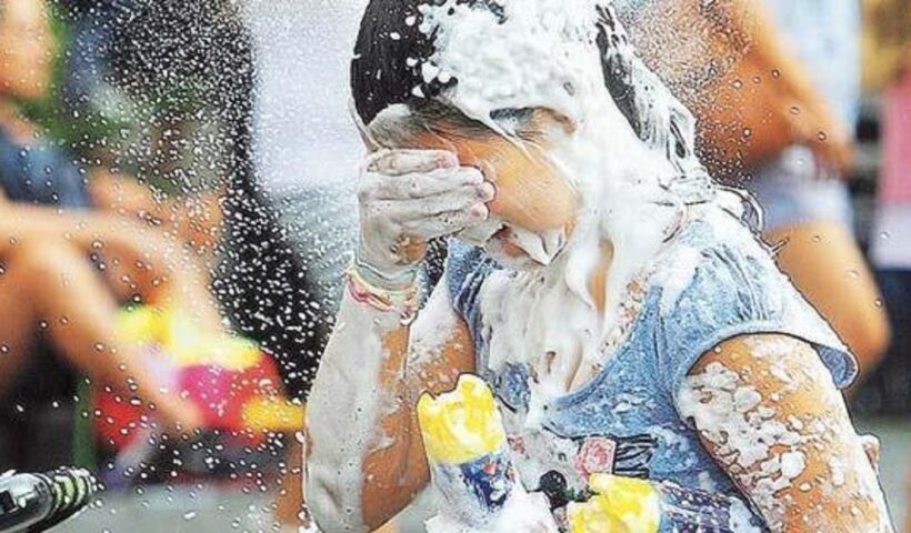 Vai se jogar na folia? Confira como evitar possíveis alergias. Foto: Reprodução
