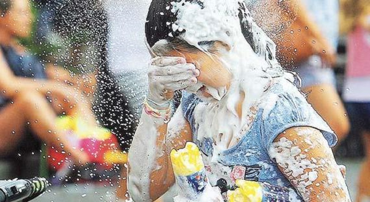 Vai se jogar na folia? Confira como evitar possíveis alergias. Foto: Reprodução