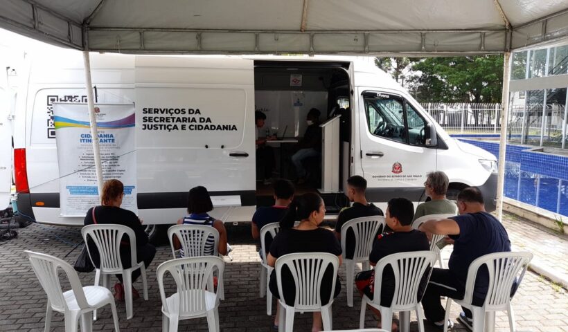 Van de Atendimento do Cidadania Itinerante. Projeto Cidadania Itinerante atende em Caraguatatuba com serviços gratuitos