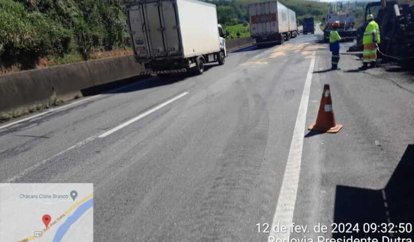 Dutra é liberada em Queluz após carreta com enxofre pegar fogo. Foto: PRF