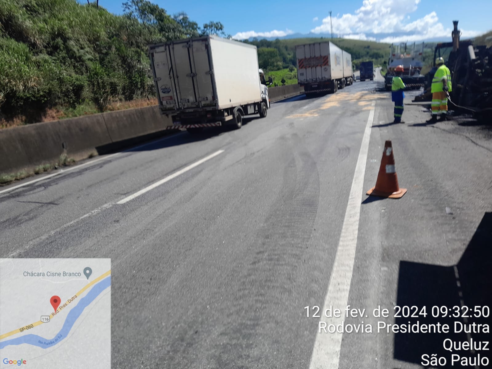 Dutra é liberada em Queluz após carreta com enxofre pegar fogo. Foto: PRF