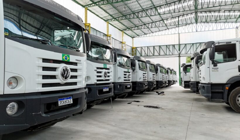 galpão com caminhões de lixo. Nova empresa inicia operação de coleta de lixo em São José dos Campos