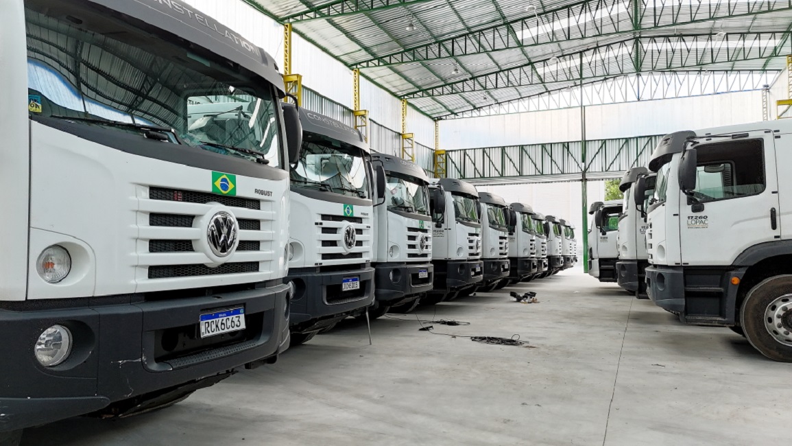 galpão com caminhões de lixo. Nova empresa inicia operação de coleta de lixo em São José dos Campos