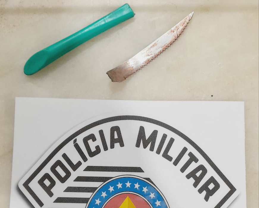 Mulher é presa após esfaquear o próprio irmão em Cruzeiro