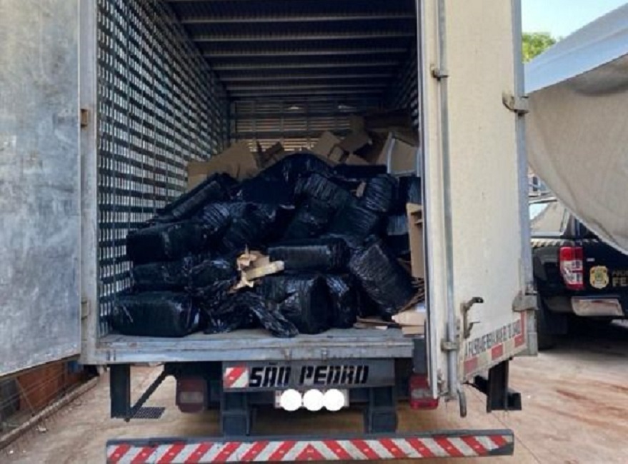 Drogas em sacos pretos dentro de caminhão apreendidas pela PF de SJC. Rota do Crime: PF mira tráfico de drogas e armas em São José dos Campos e Ponta Porã, MS