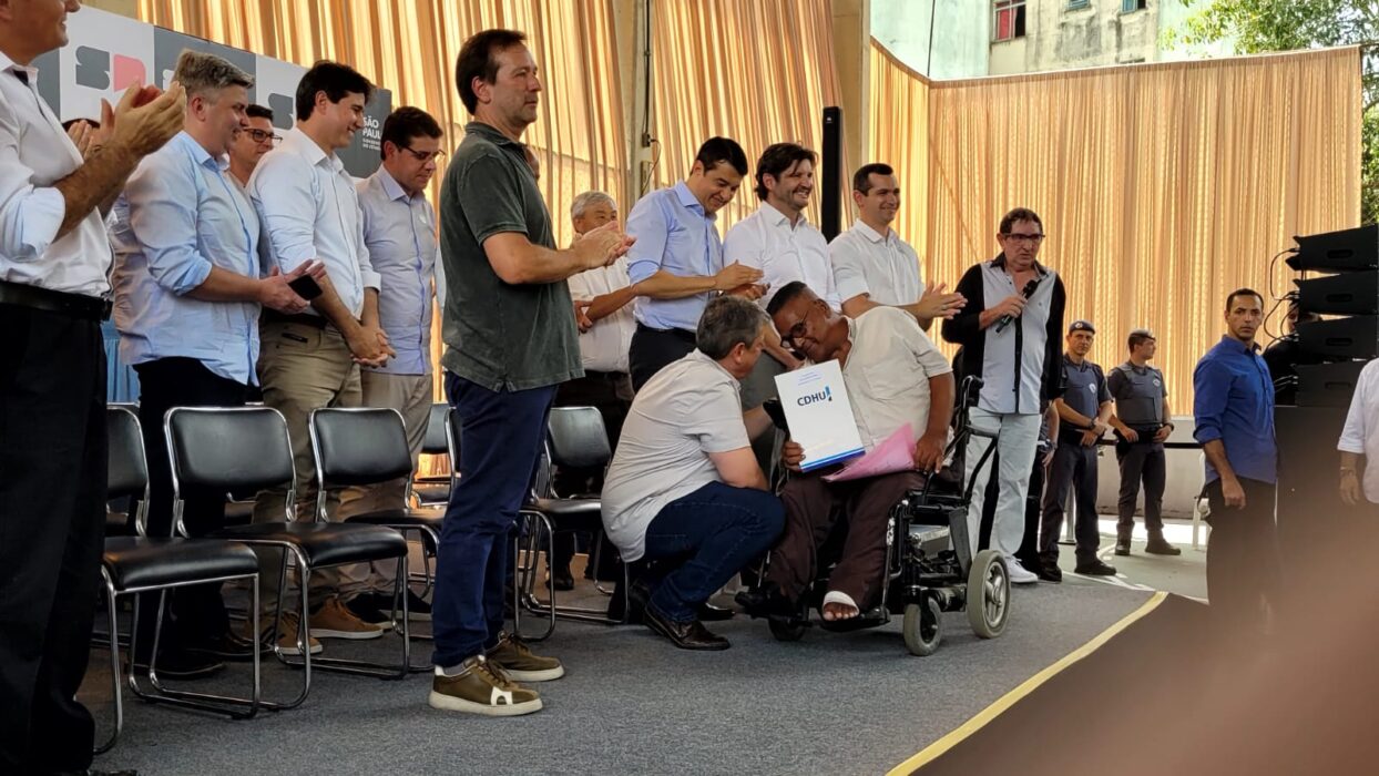 Tarcísio entrega escrituras de casas em Jacareí