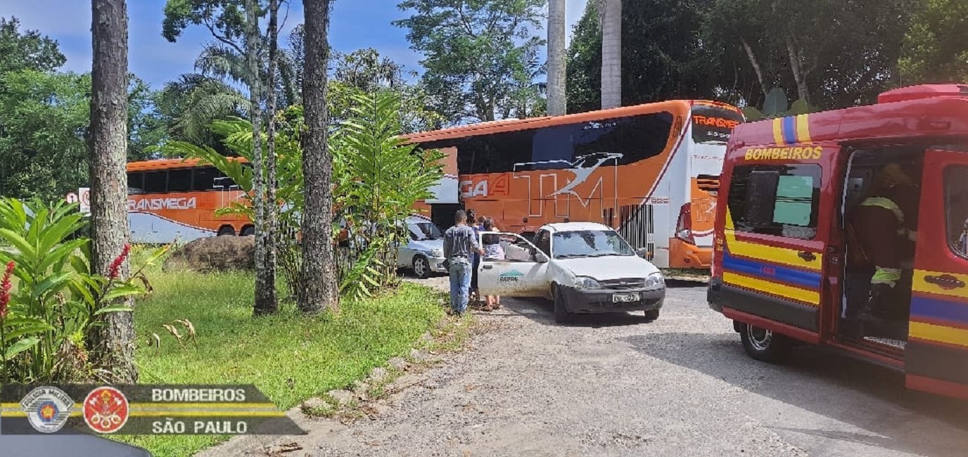 viaturas do samu e bombeiros, turistas canadenses intoxicação ubatuba. Turistas canadenses sofrem intoxicação alimentar na Ilha do Prumirim, em Ubatuba, SP