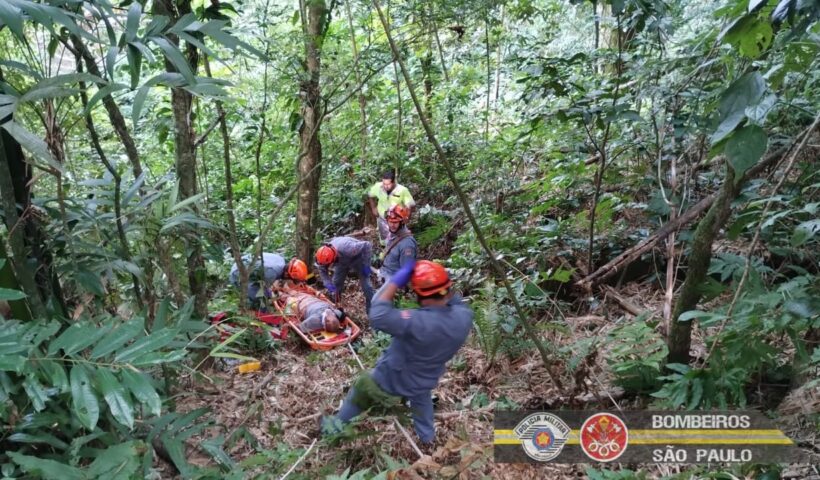 Homem fica gravemente ferido após cair em ribanceira em São Sebastião
