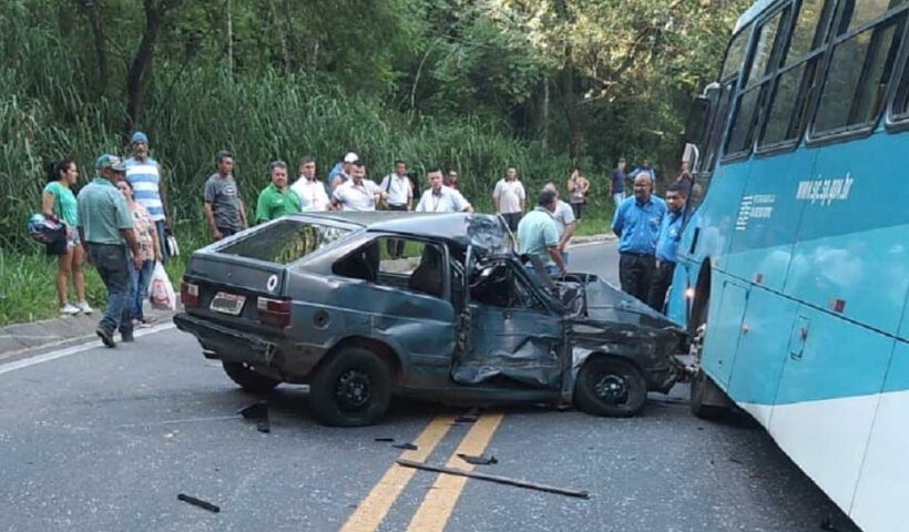 Acidente entre carro e ônibus. Acidente entre carro e ônibus deixa jovem de 20 anos ferido na SP-050, em São José dos Campos