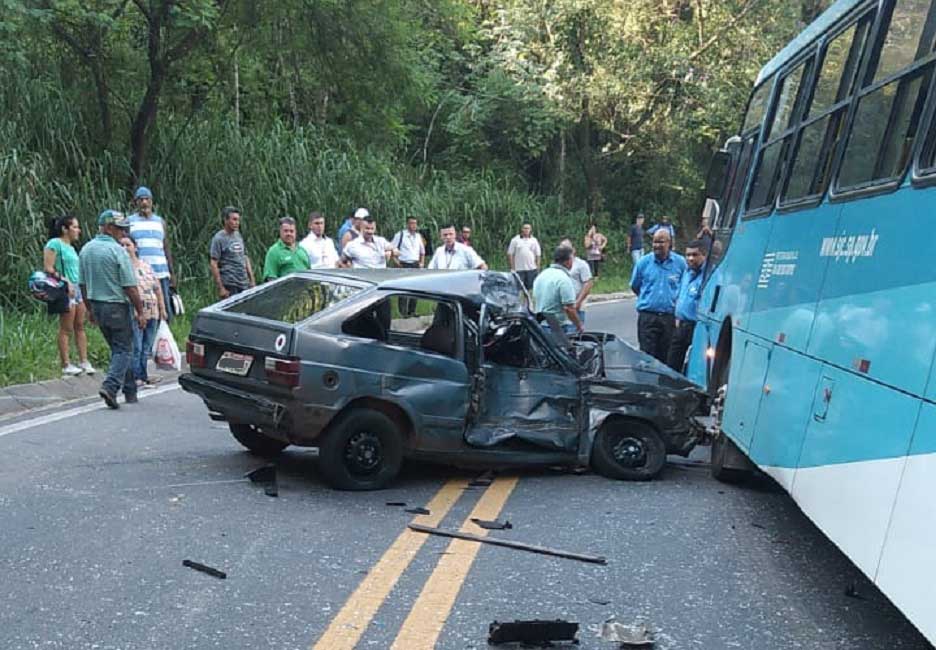 Acidente entre carro e ônibus. Acidente entre carro e ônibus deixa jovem de 20 anos ferido na SP-050, em São José dos Campos