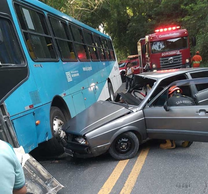 Acidente entre carro e ônibus. Acidente entre carro e ônibus deixa jovem de 20 anos ferido na SP-050, em São José dos Campos