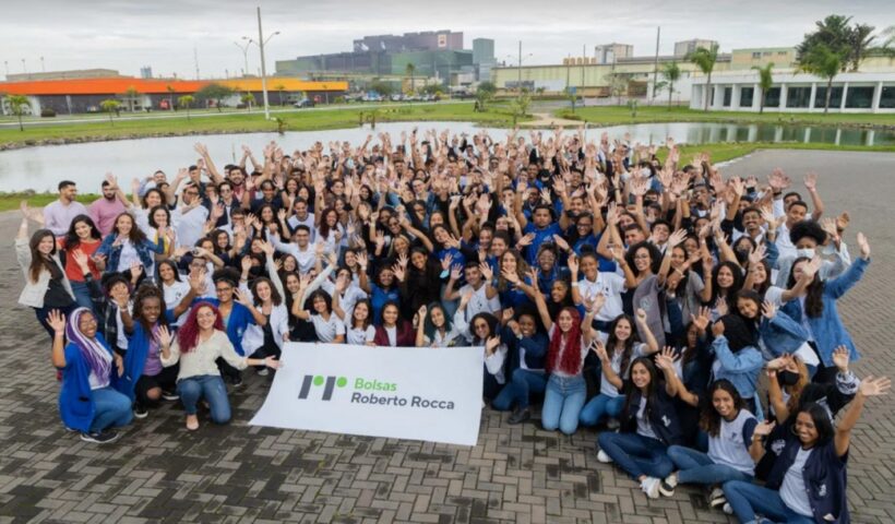 Estudantes posam com faixa sobre bolsas roberto rocca, pinda. Indústria abre inscrições para o programa de Bolsas de até R$ 9 mil em Pindamonhagaba, SP