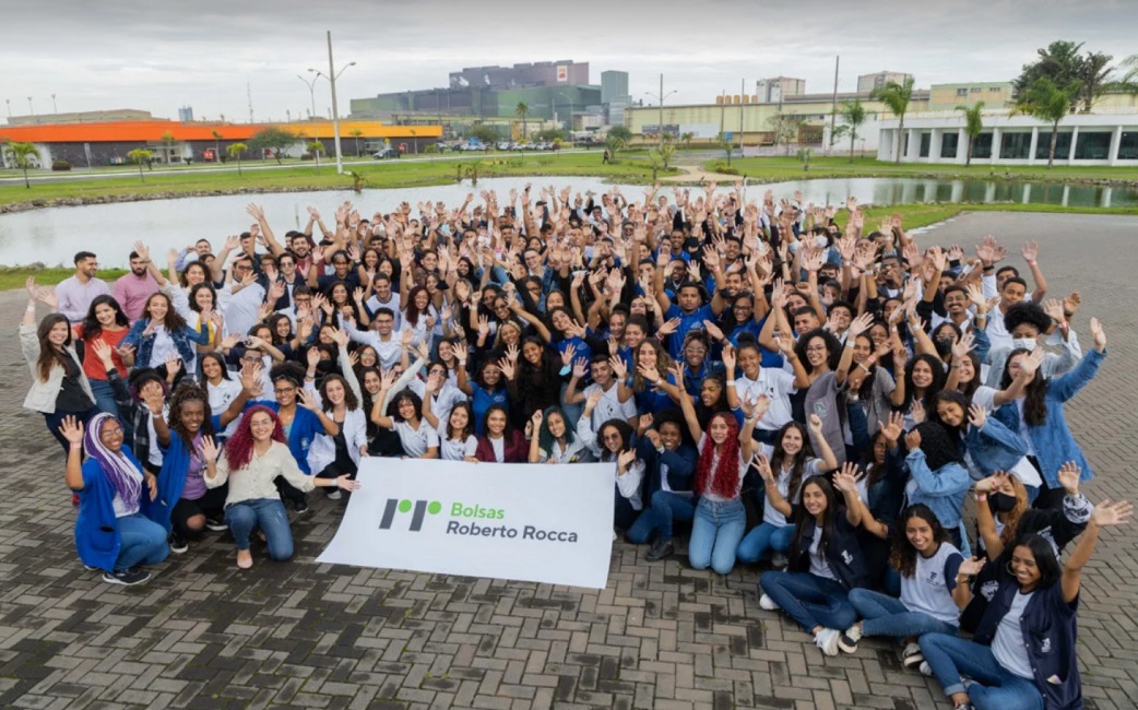 Estudantes posam com faixa sobre bolsas roberto rocca, pinda. Indústria abre inscrições para o programa de Bolsas de até R$ 9 mil em Pindamonhagaba, SP