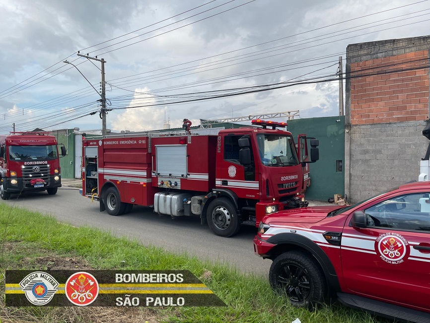 bombeiros galpão de óleo reciclagem taubaté. Galpão com óleo para reciclagem pega fogo em Taubaté