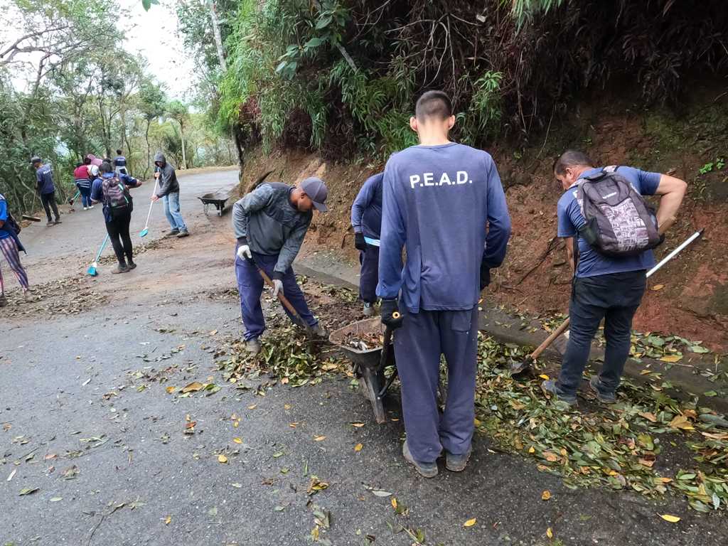Caraguatatuba recruta bolsistas do PEAD para manutenção das ruas. Fonte: PMC