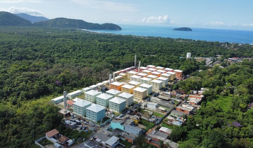 Vista aérea de novas casas em São Sebastião. Governo de SP entrega 518 moradias no bairro Baleia Verde, em São Sebastião