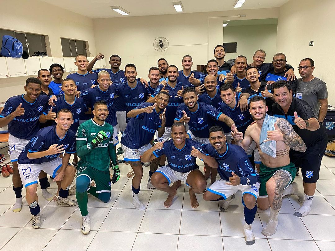 Elenco do EC Taubaté comemora vitória sobre o Linense, fora de casa