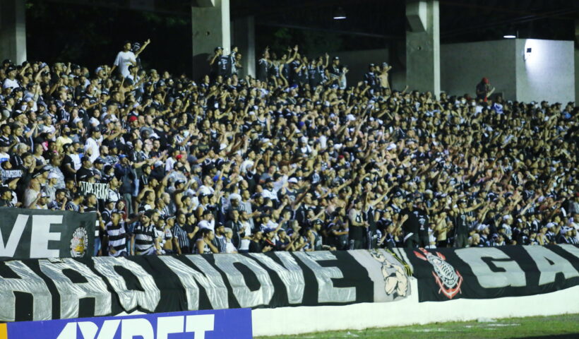 Torcida do Corinthians presente no estádio Martins Pereira