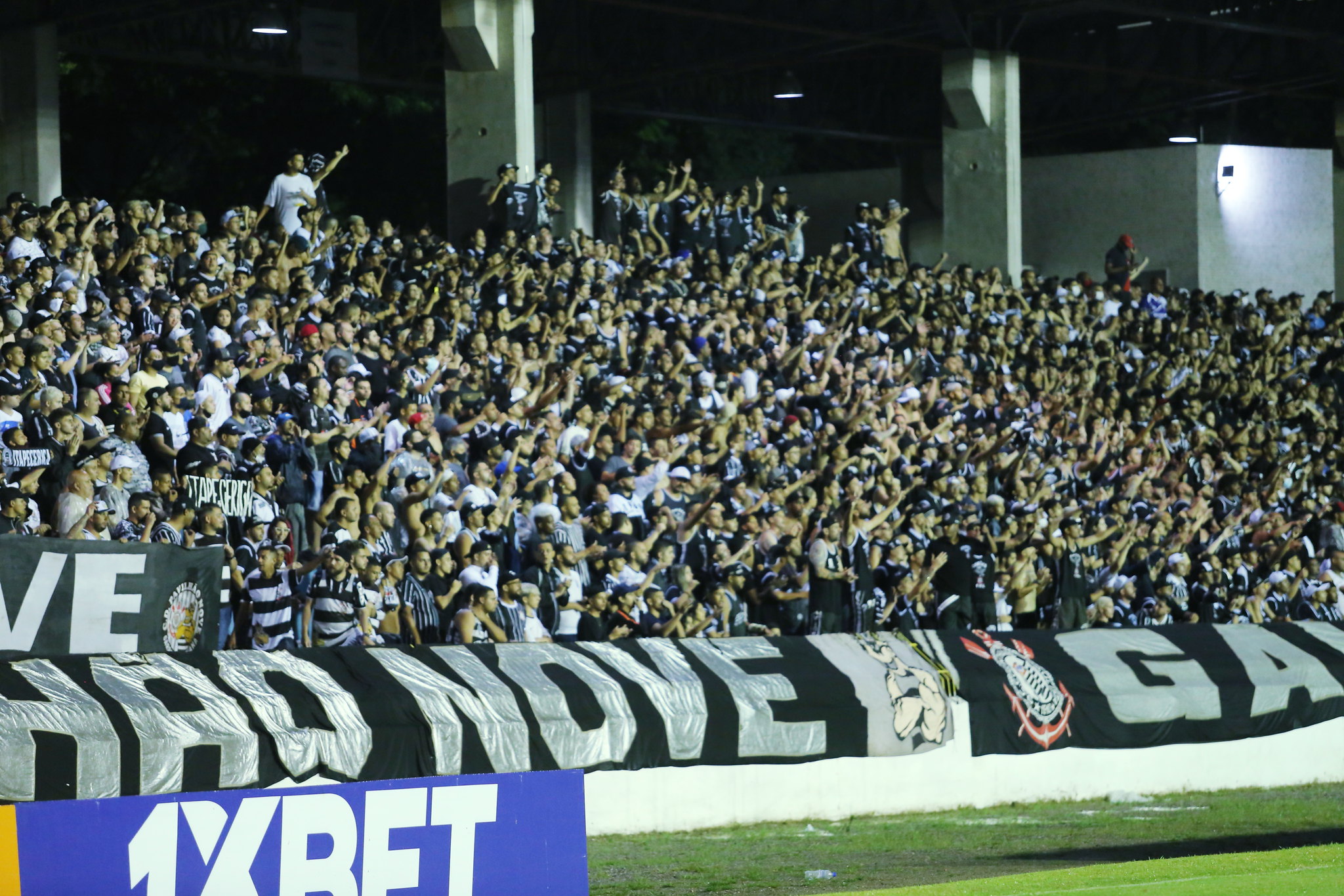 Torcida do Corinthians presente no estádio Martins Pereira