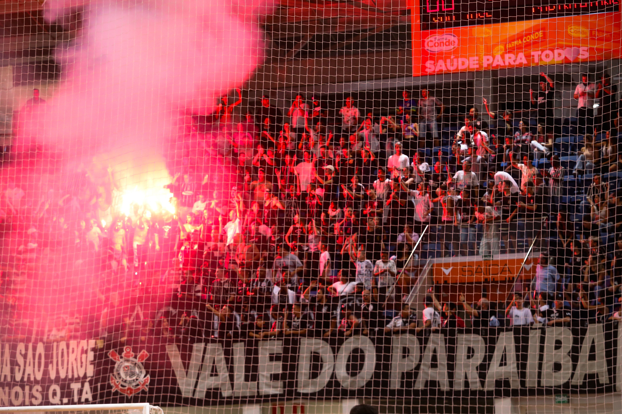Torcida do Corinthians em jogo de futsal disputado na Farma Conde Arena