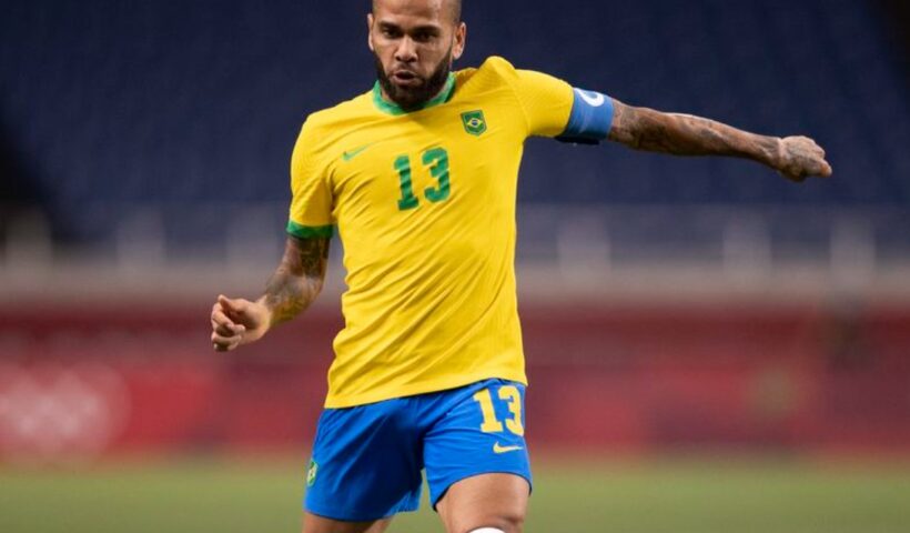 Ex-jogador Daniel Alves é condenado a 4 anos e seis meses de prisão
