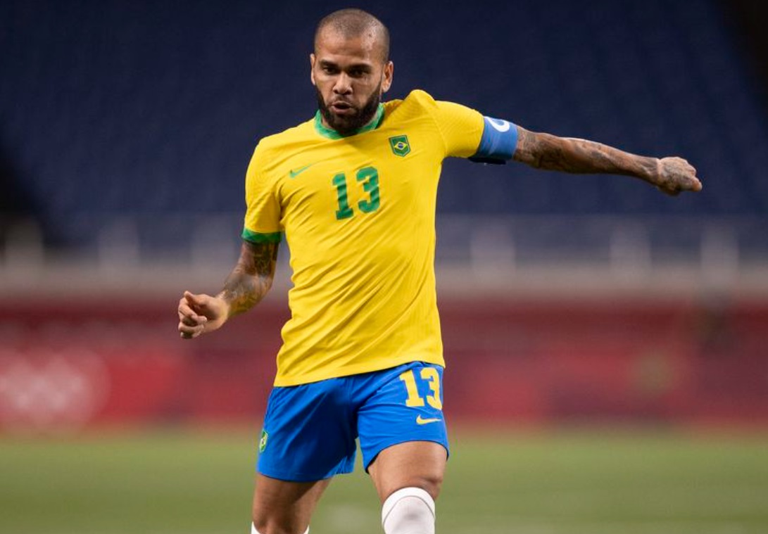 Ex-jogador Daniel Alves é condenado a 4 anos e seis meses de prisão