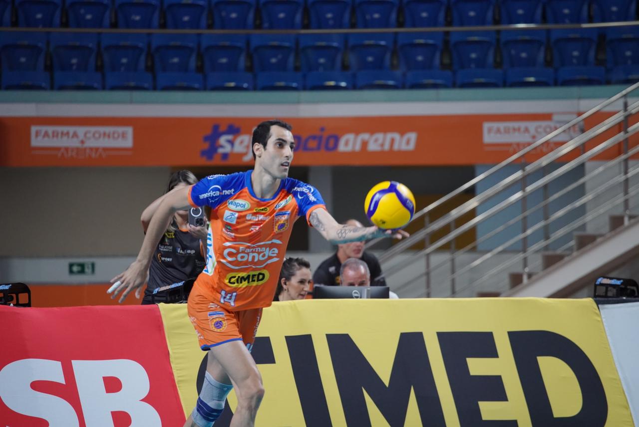Douglas Souza em ação pelo Vôlei São José