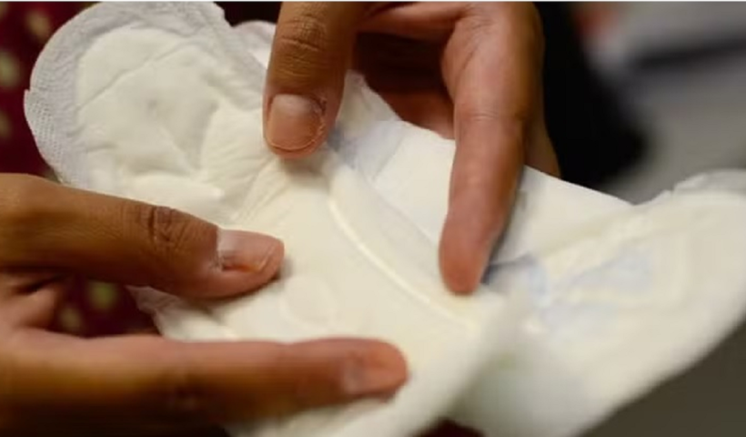 mãos femininas segurando absorvente. Absorventes Gratuitos: Saiba onde acontece a distribuição no Vale do Paraíba e Litoral Norte