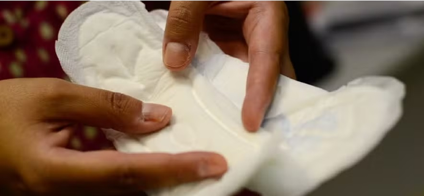 mãos femininas segurando absorvente. Absorventes Gratuitos: Saiba onde acontece a distribuição no Vale do Paraíba e Litoral Norte
