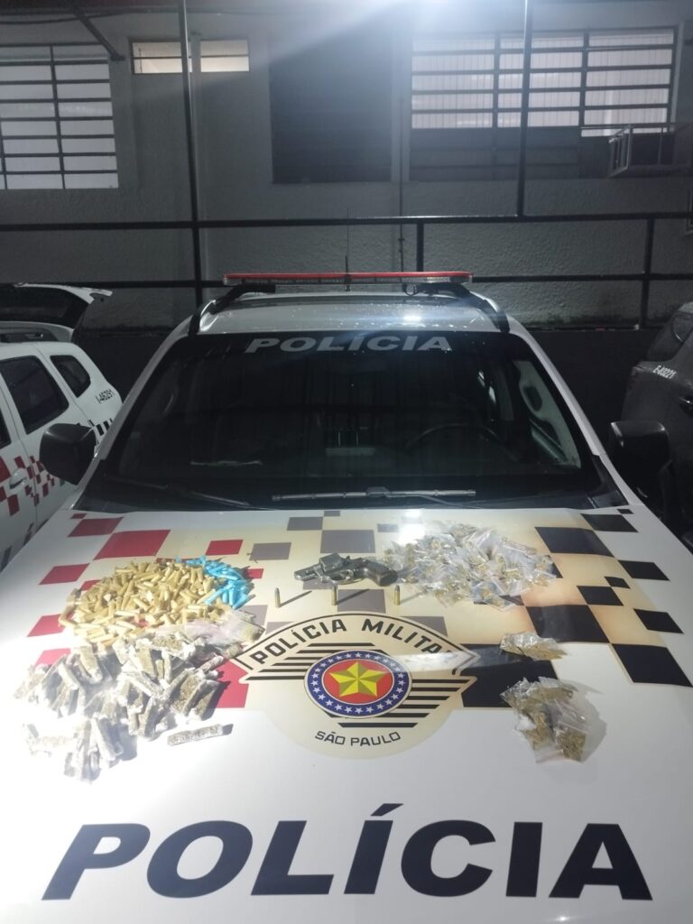 drogas no capô de viatura da PM. PM prende suspeito de tráfico de drogas no bairro Elmano Veloso, em São José