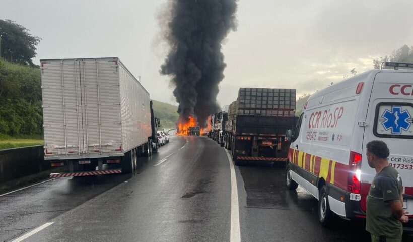 Carreta pega fogo em Queluz e interdita a Dutra, sentido Rio. Foto: PRF