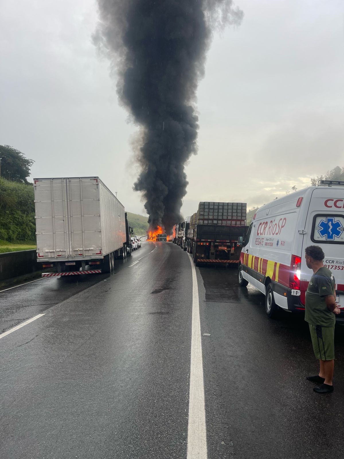 Carreta pega fogo em Queluz e interdita a Dutra, sentido Rio. Foto: PRF