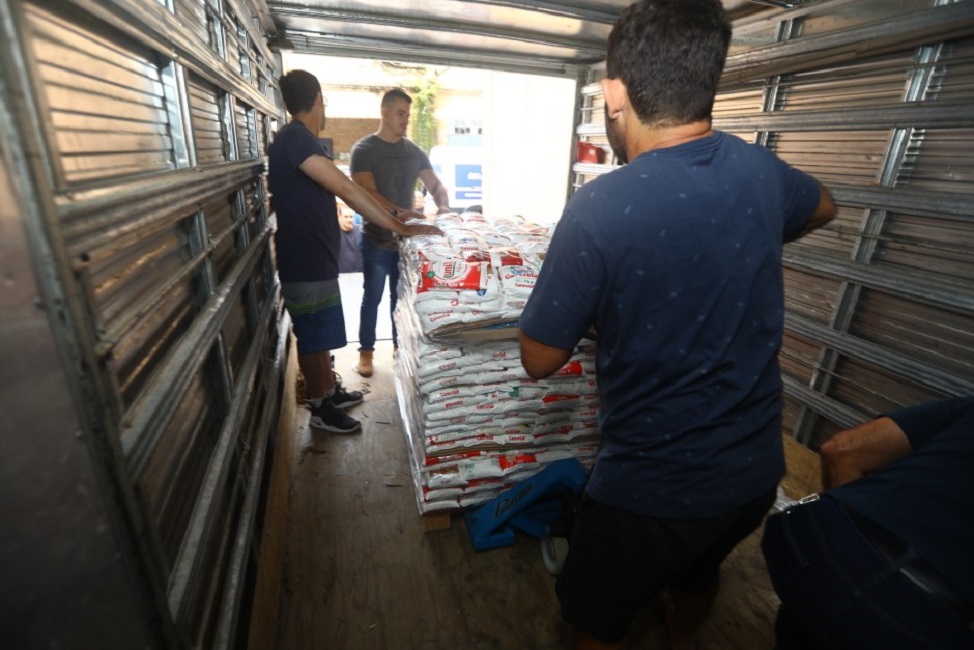 Servidores do Fundp Social de sjc em caminhão com donativos. Solidariedade: São José dos Campos e Taubaté se mobilizam em apoio a Paraibuna
