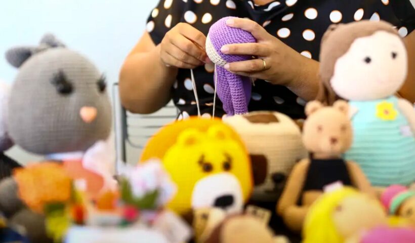 Artesã produzindo brinquedos de pano. Receita alerta microempreendedor (MEI) sobre erro na declaração anual