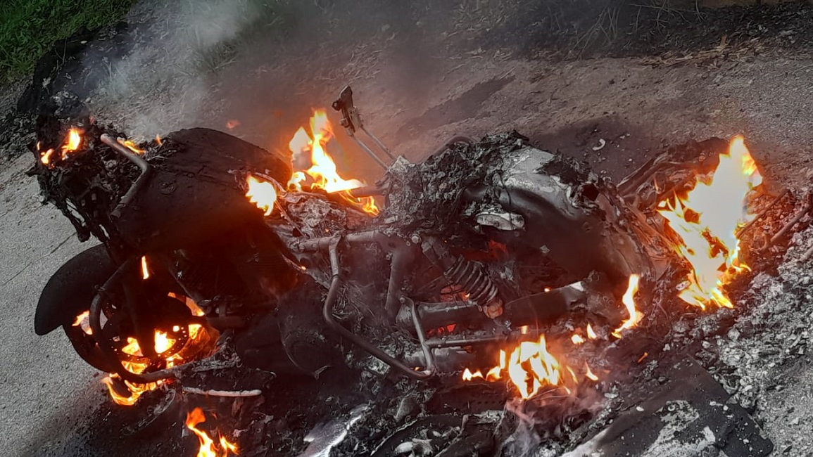 Moto incendiada. Moto é totalmente consumida por incêndio na SP-050, em Monteiro Lobato