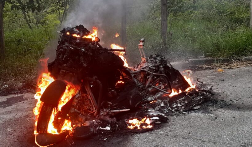 Moto incendiada. Moto é totalmente consumida por incêndio na SP-050, em Monteiro Lobato