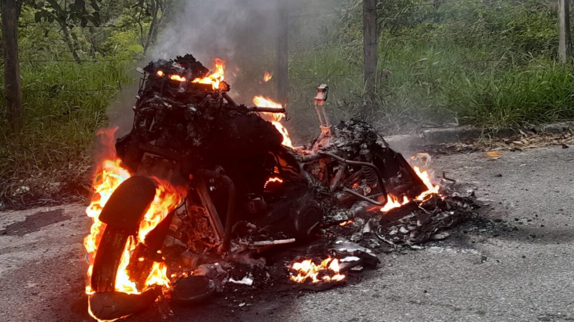 Moto incendiada. Moto é totalmente consumida por incêndio na SP-050, em Monteiro Lobato