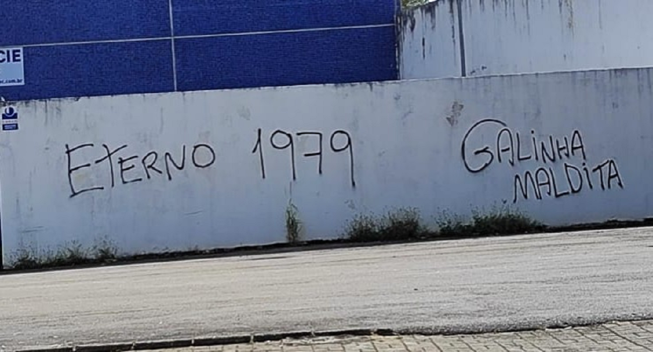 Estádio Martins Pereira amanhece com o muro pichado