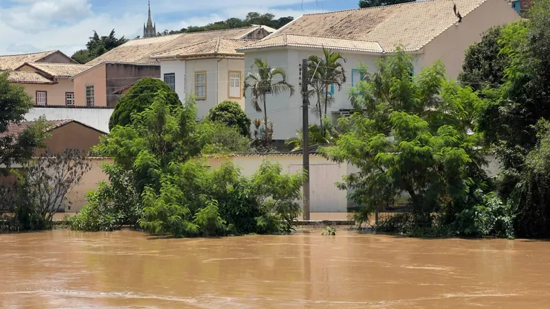 Imagem do nível do Paraitinga em 5,6 metros durante a tarde deste sábado (24)