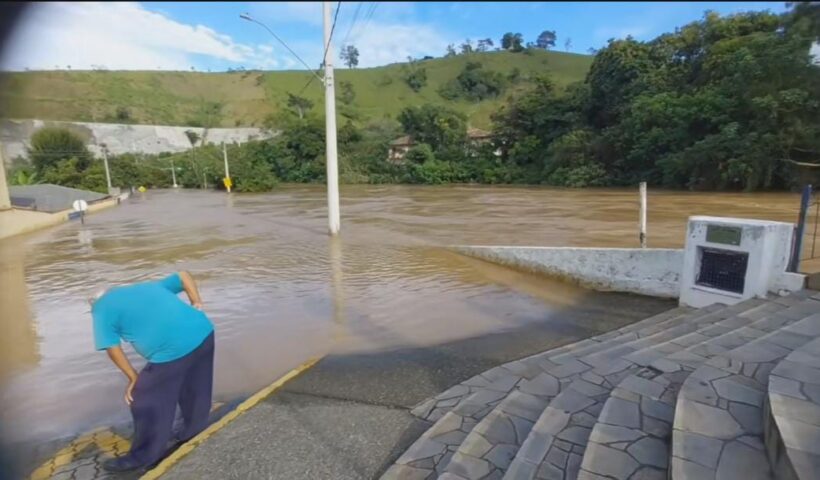 Nível do Rio Paraitinga por volta das 8h deste sábado (24)