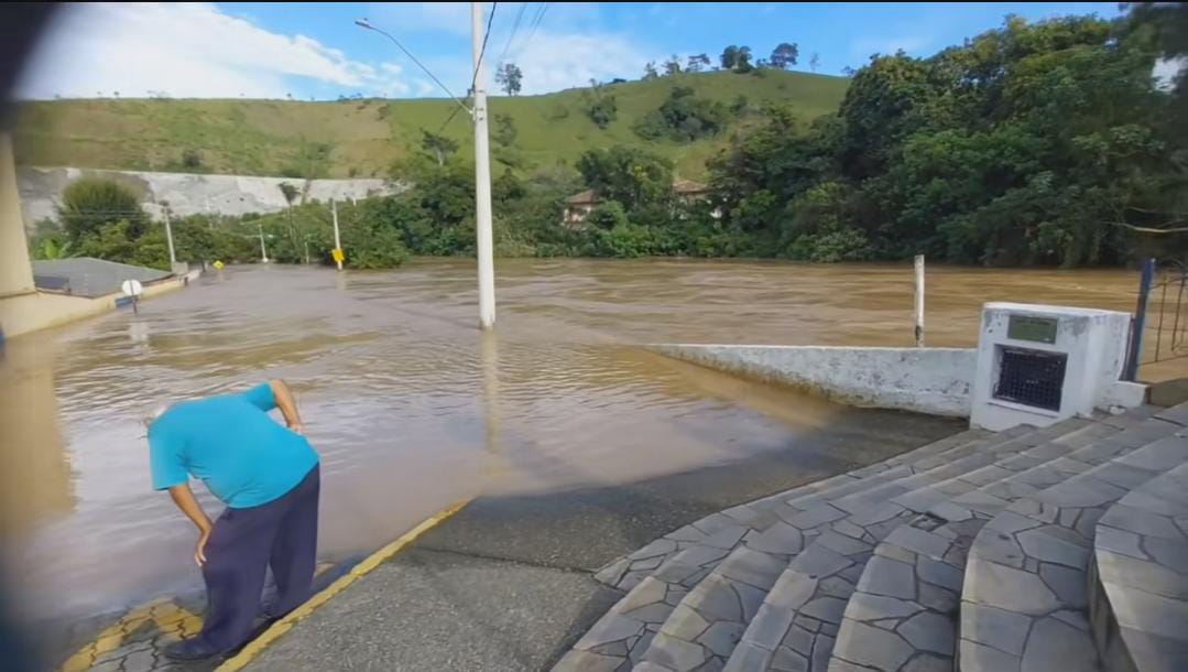 Nível do Rio Paraitinga por volta das 8h deste sábado (24)