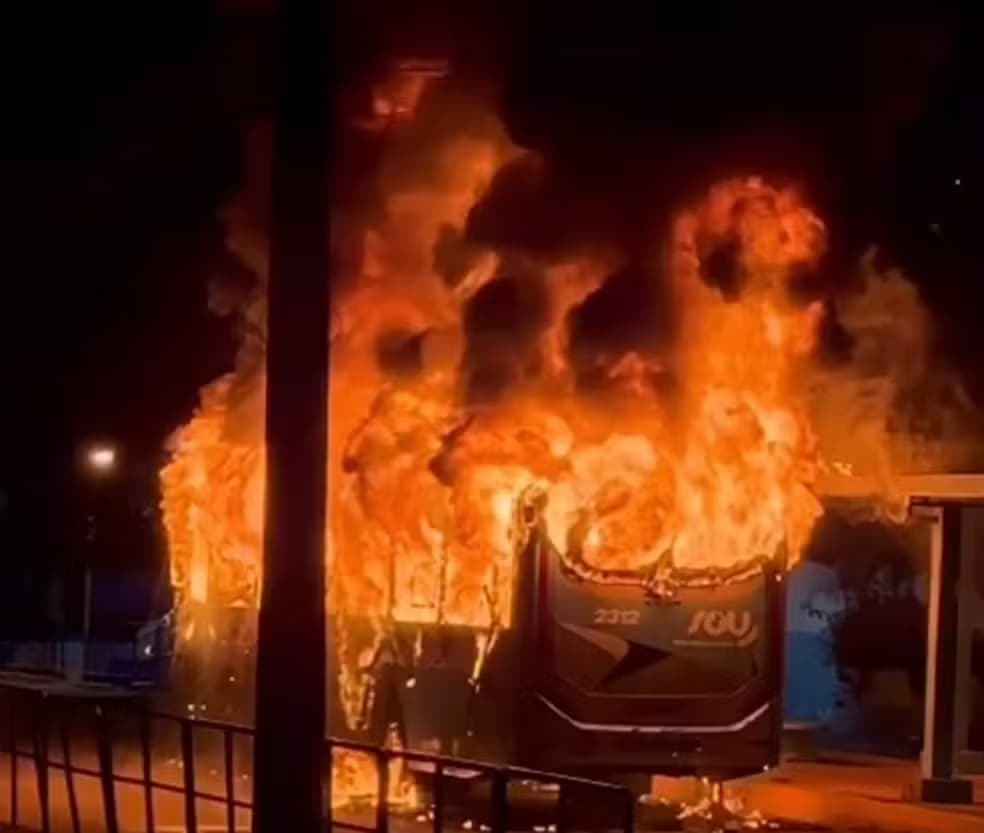Transporte público em São Sebastião é parcialmente suspenso após ônibus ser incendiado