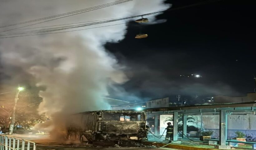 Transporte público em São Sebastião é parcialmente suspenso após ônibus ser incendiado. Fonte: PMS