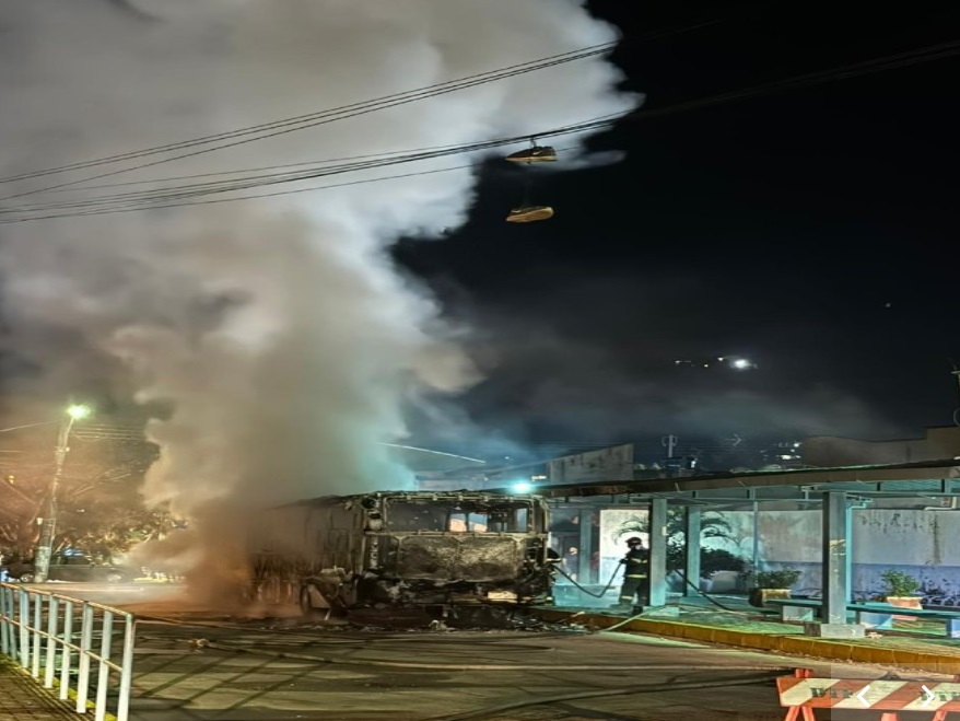 Transporte público em São Sebastião é parcialmente suspenso após ônibus ser incendiado. Fonte: PMS